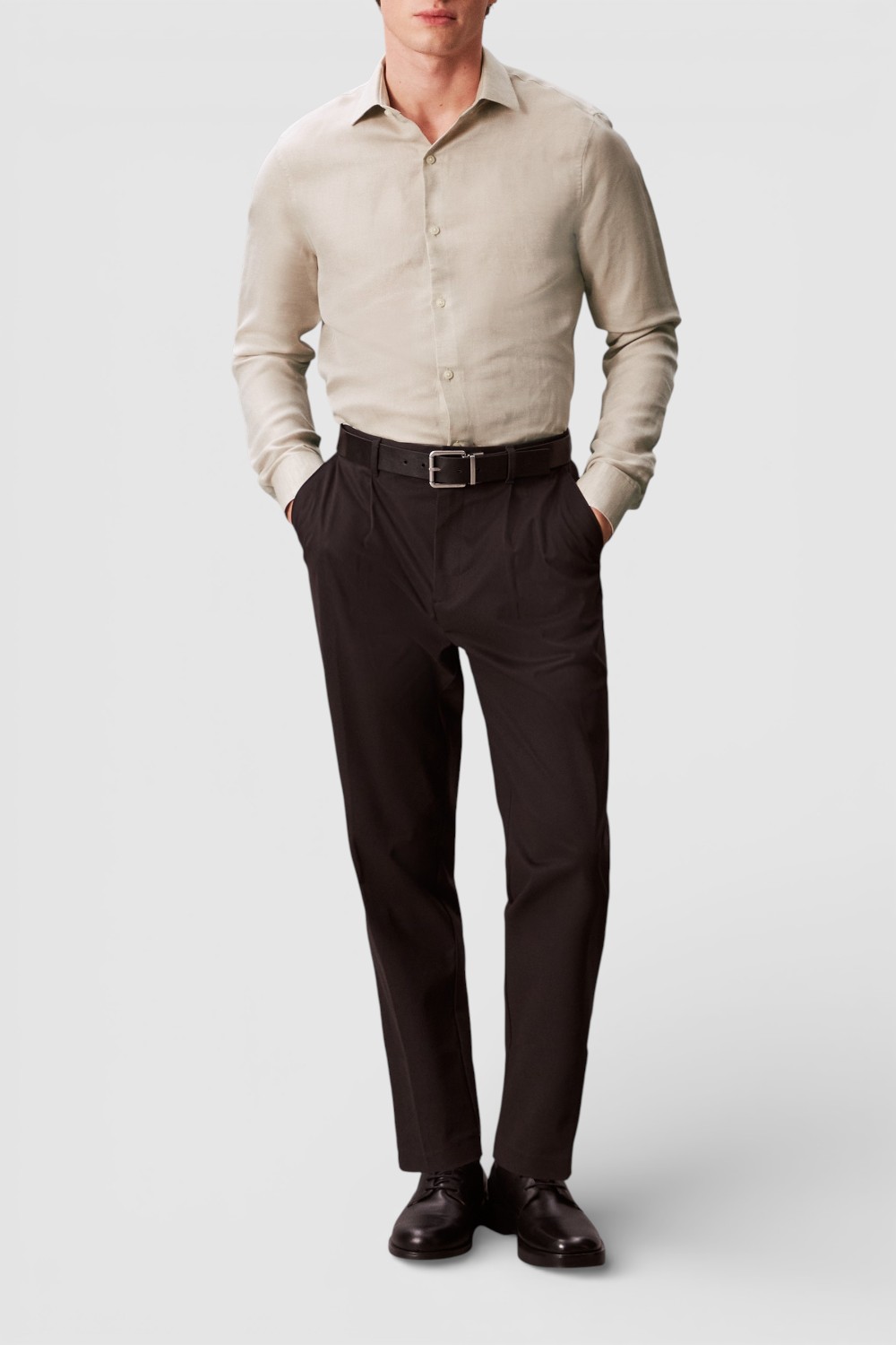 תמונת כל הלוק של חולצה מכופתרת סלים